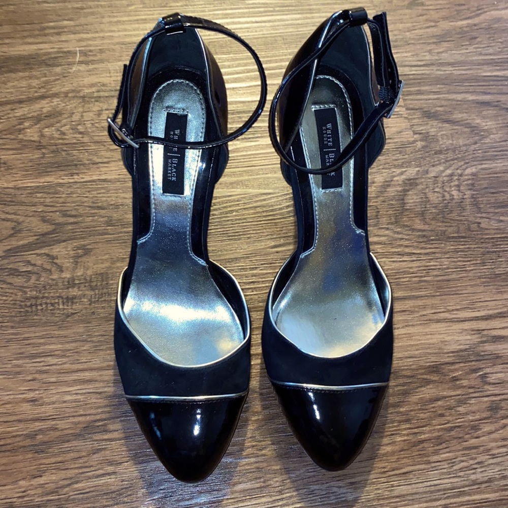 White house black market black heels with metallic details, size 10